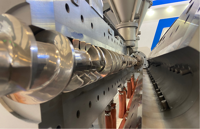 Four-screw single-screw reciprocating extruder.png