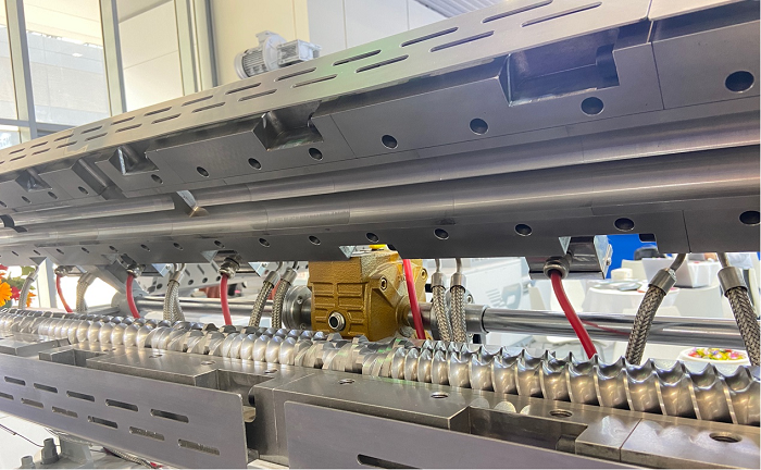 Clam shell twin-screw extruder PSHJ-35.png